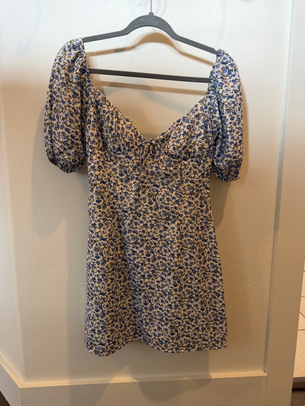 Blue Floral Puff-Sleeve Mini Dress with Sweetheart Neckline